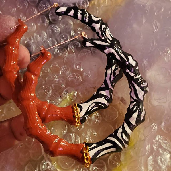 Tribal ~hoops
◾▪️🔺️▪️◾
.
. .
.
.
.
. .
.
.
.
.
.
.
.
.
.

#bambooearrings #roundthewaygirl...